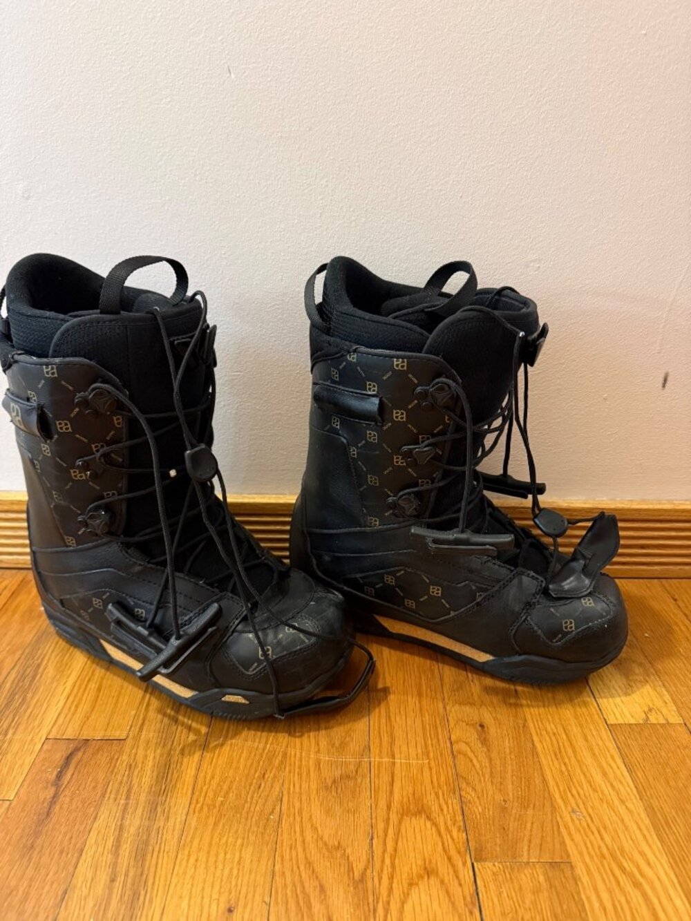 Atomic Snowboard Boots Size US 8 Black With Patterned Design - Mens Snow Gear